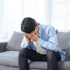 節税商品を選んだ後に後悔する男性のイメージ